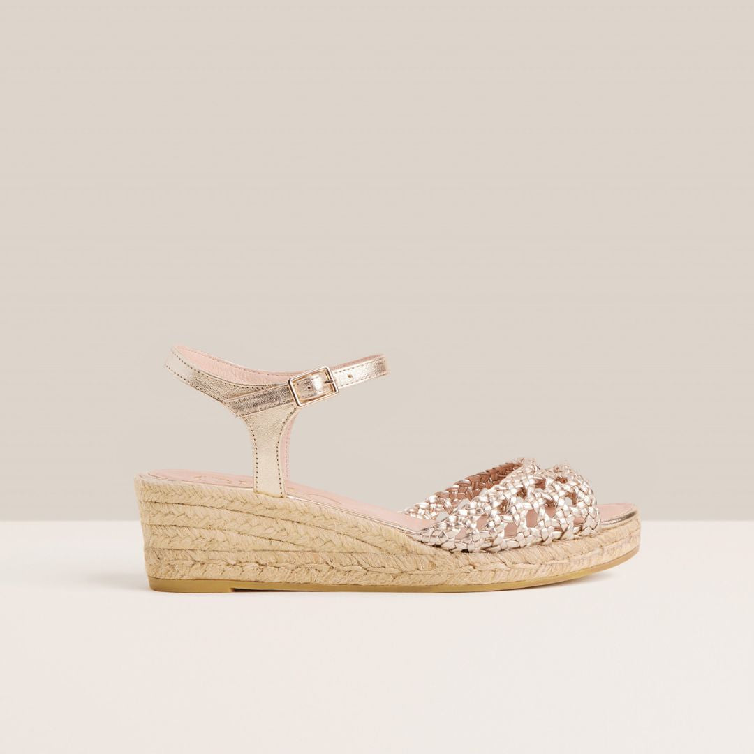 Vitta low-wedge braided leather espadrilles with open toe and side buckle – handcrafted in Spain by Gaimo.